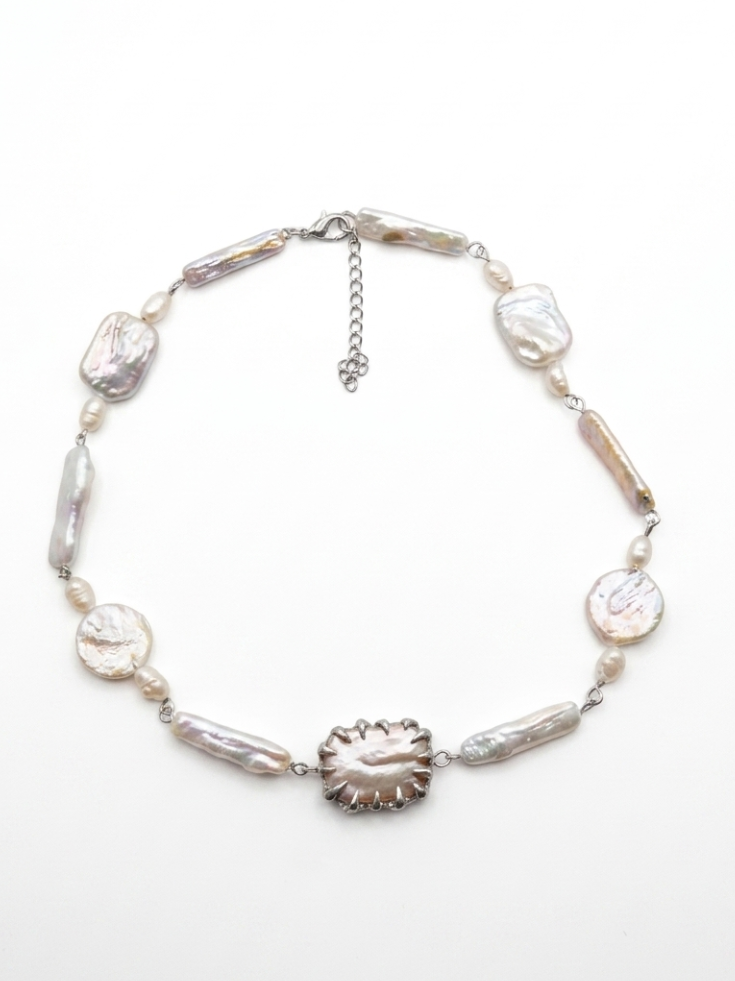 Baroque pearl choker